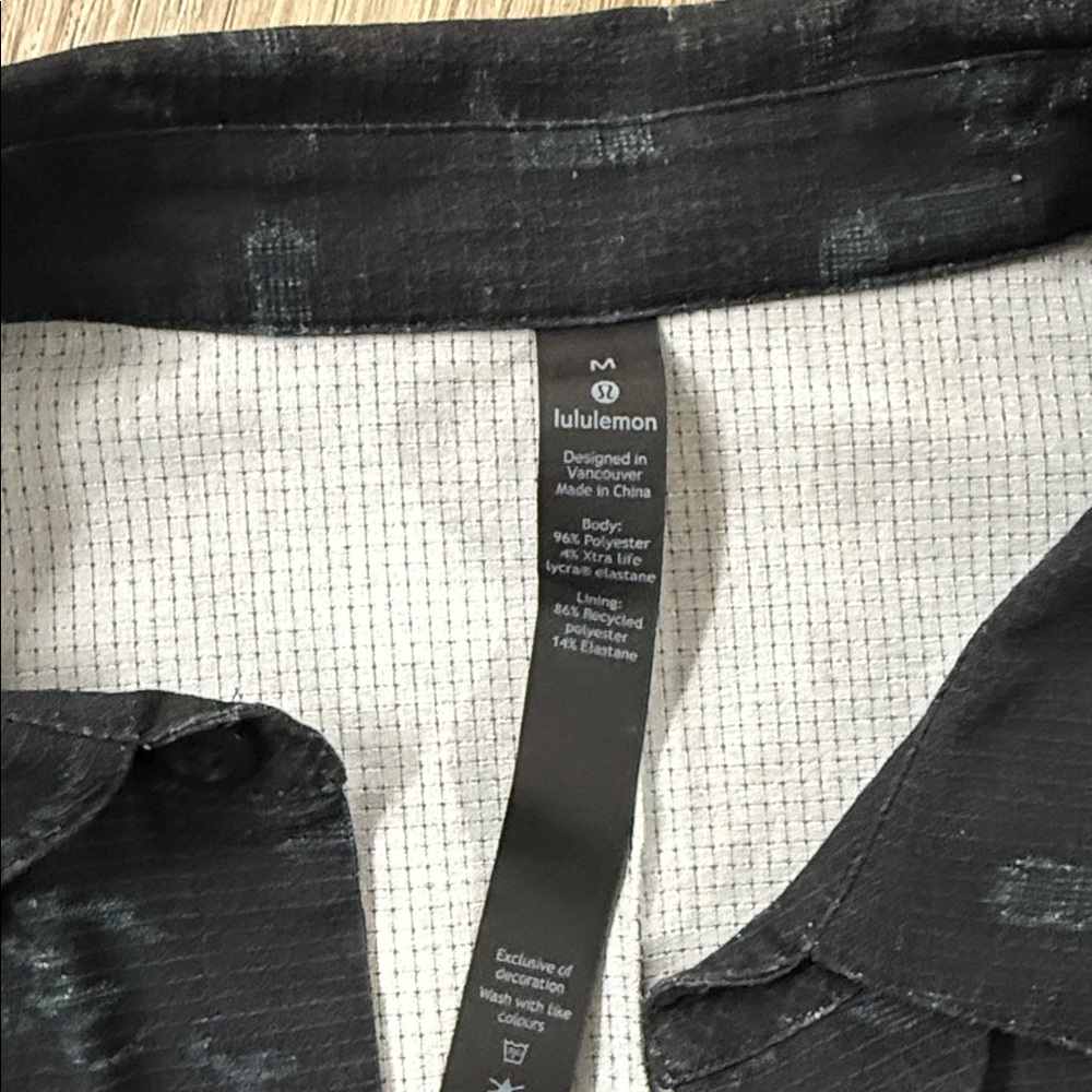 Lululemon Men's Short Sleeve Black Patterned Button-Up Shirt - Picture 3 of 6